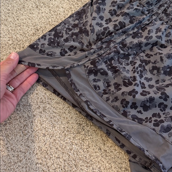 Athleta Women's Leopard Print Gray Mesh Racer Run Athletic Shorts Size small‎ - Picture 2 of 5